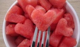 过量吃瓜容易腹痛腹泻吗,揭秘夏日消暑食品的潜在风险